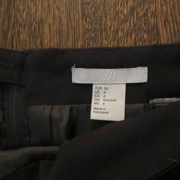 H&M Modern Classic Pencil Skirt. Size 4. - Picture 2 of 4